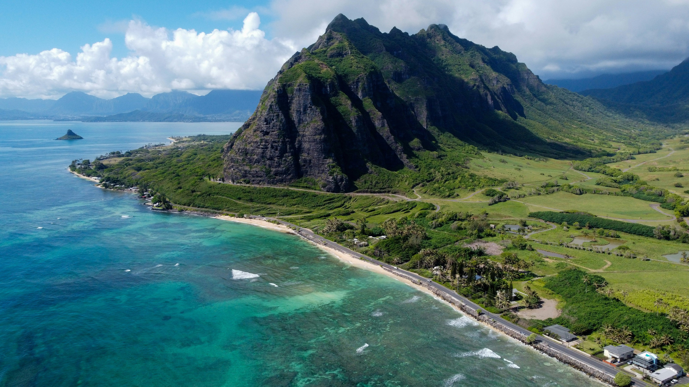Aerial area context of the Kualoa coast, Mokoliʻi, and the Koʻolau ridges